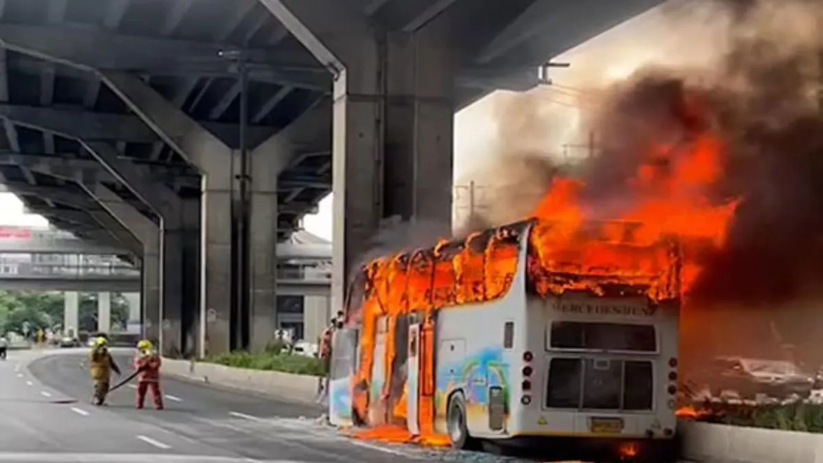 A fire broke out on a bus in Thailand. - India Hindi TV