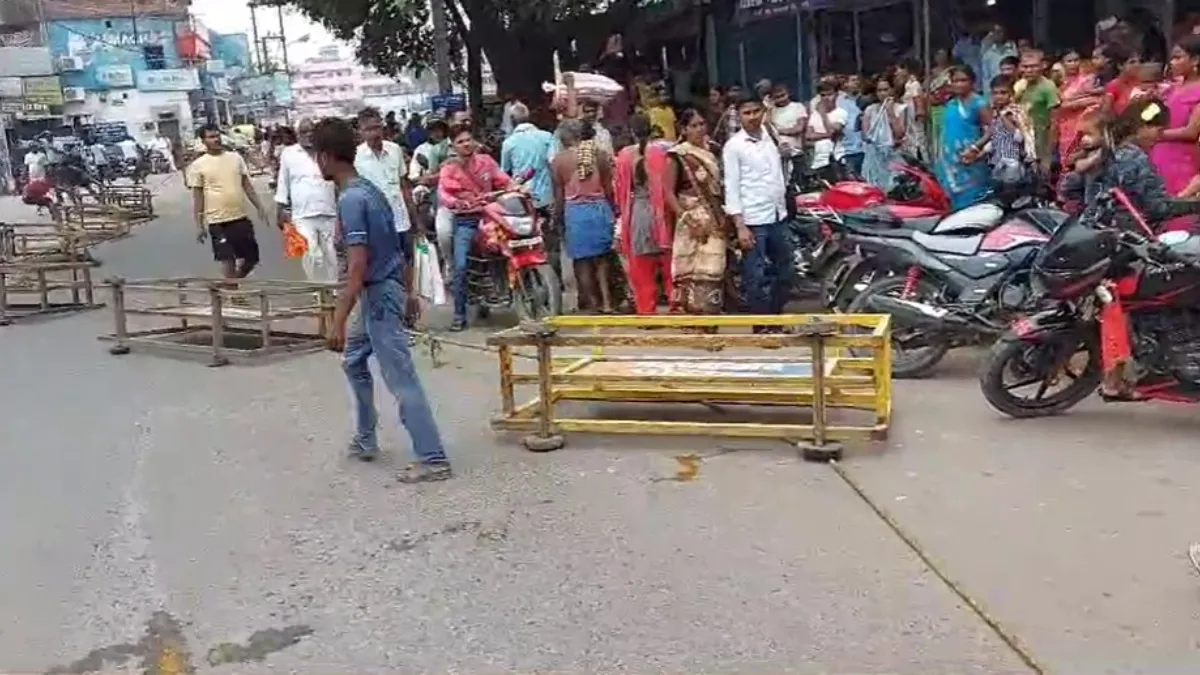 Angry villagers block the road - India TV Hindi