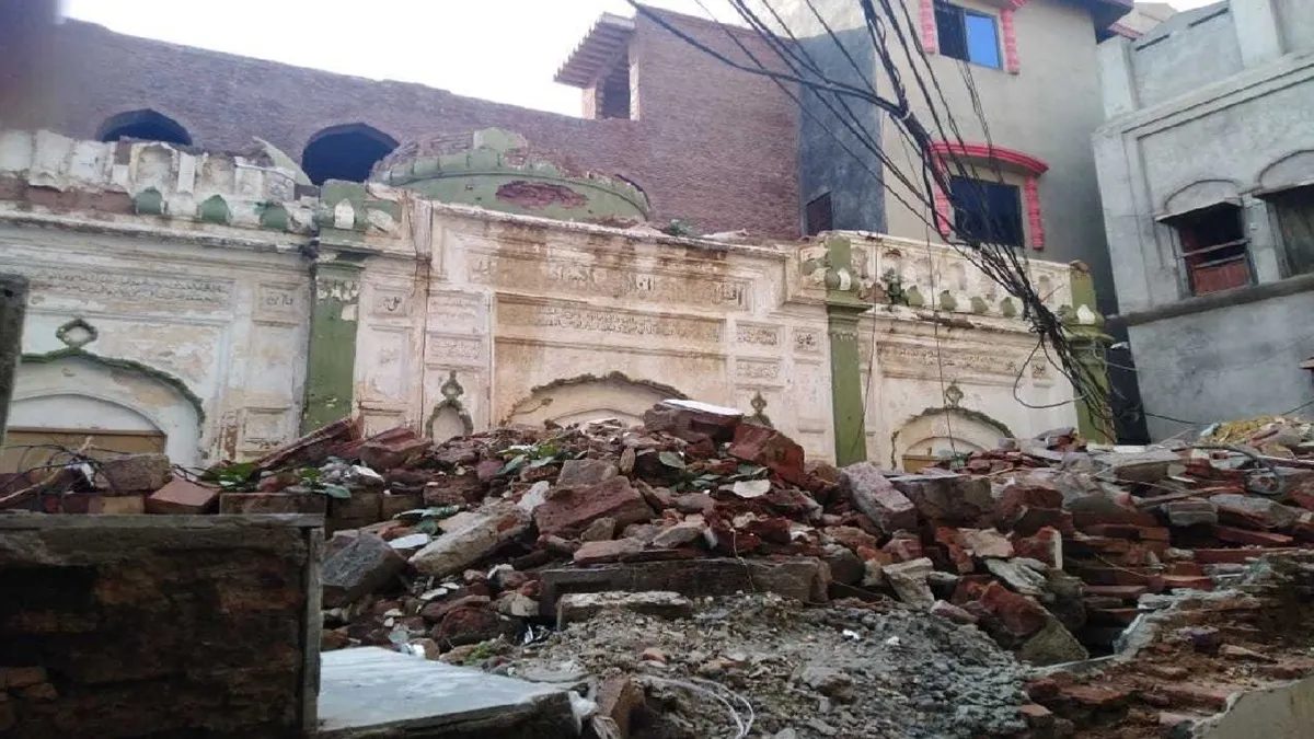 Pakistani police demolish Ahmadi places of worship - India India TV